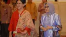 Ibu Negara, Iriana Widodo dan Ibu Mufidah Kalla juga tampak hadir dalam upacara penganugerahan gelar pahlawan nasional di Istana Negara, Jakarta, Jumat (7/11/2014). (Liputan6.com/Herman Zakharia)