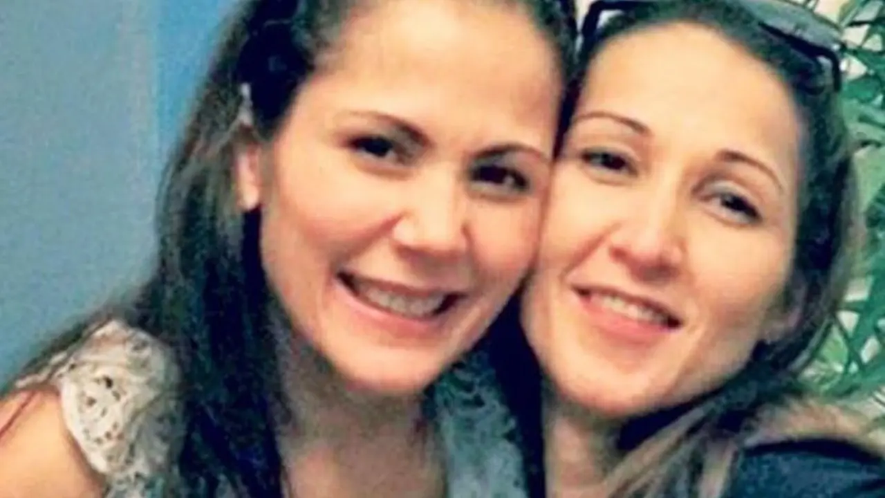 Aurora Moynihan (kanan) dan kakaknya Maritoni Fernandez