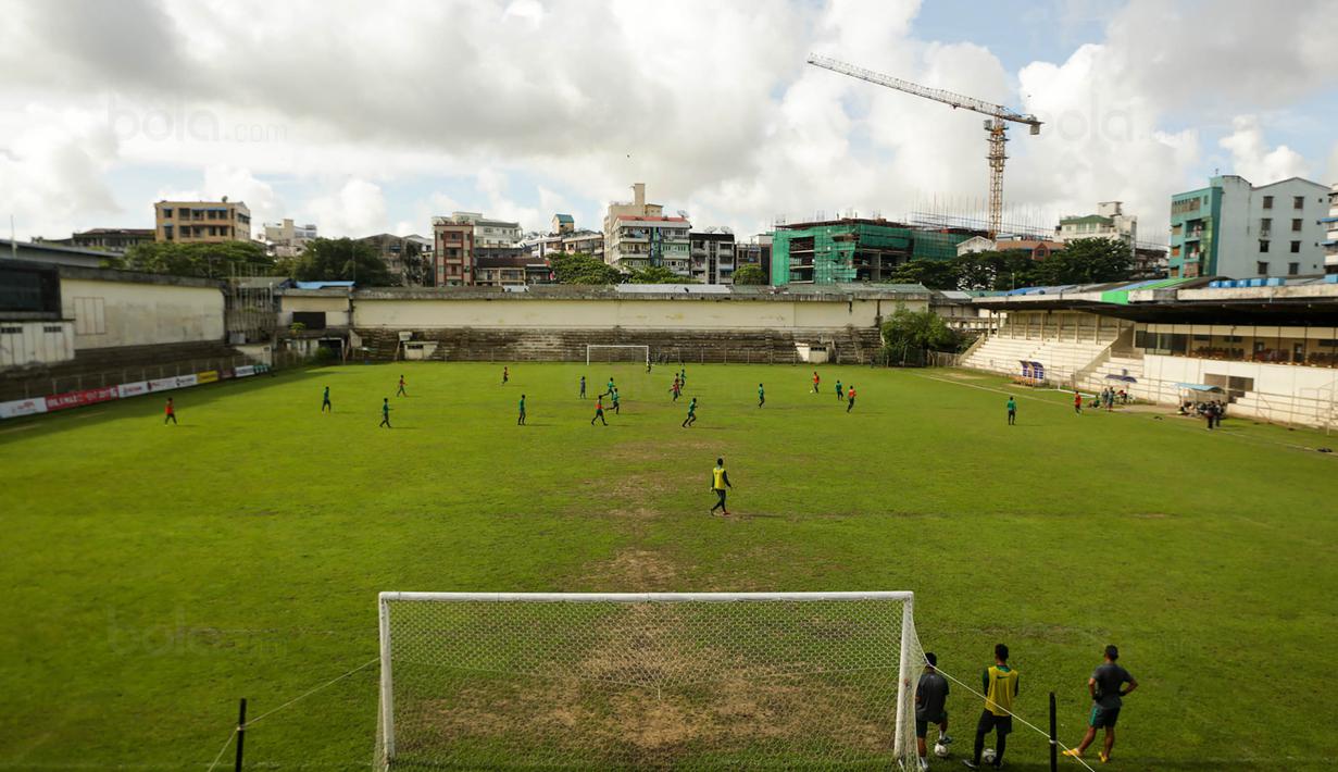 Para pemain Timnas Indonesia U-19 berlatih sistem transisi permainan di Stadion Padomar, Yangon, Sabtu (9/9/2017). Pada laga Piala AFF U-18 selanjutnya Timnas U-19 akan melawan Vietnam U-19. (Liputan6.com/Yoppy Renato)