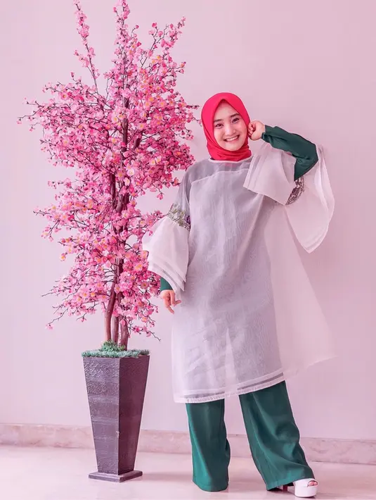 Dalam penampilannya, Fatin juga sering tabrak warna. Ia tampil berani memadukan warna hijau, merah dan putih. Meski tabrak warna, penampilan Kekasih Septrian Nugraha Gunawan ini terlihat stylish. (Liputan6.com/IG/@fatin30)