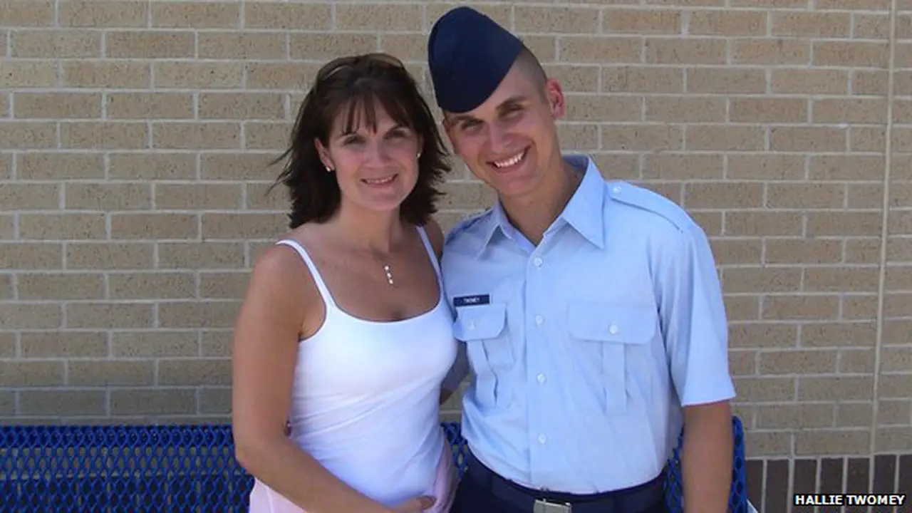 Hallie Twomey dan putranya CJ yang telah meninggal .( Facebook Hallie Twomey)