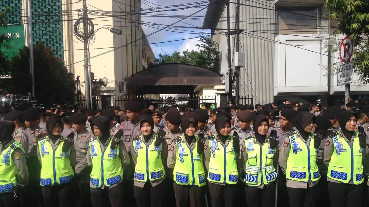 Kawal Sidang Ahok, Polwan Berhijab Berada di Barisan Depan
