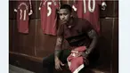 Pemain Manchester United, Memphis Depay, berpose untuk promosi jam tangan resmi MU. (Manutd.com)