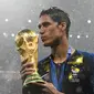 Bek Prancis, Raphael Varane memegang trofi Piala Dunia usai menundukkan Kroasia dalam laga final di Stadion Luzhniki, Moskow, Rusia, 15 Juli 2018. Raphael Varane masuk dalam kandidat pemain terbaik FIFA 2018. (AFP FOTO/FRANCK FIFE)