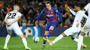 Striker Barcelona, Antoine Griezmann, mengirim umpan saat melawan Granada pada laga La Liga di Stadion Camp Nou, Barcelona, Minggu (19/1). Barcelona menang 1-0 atas Granada. (AFP/Lluis Gene)