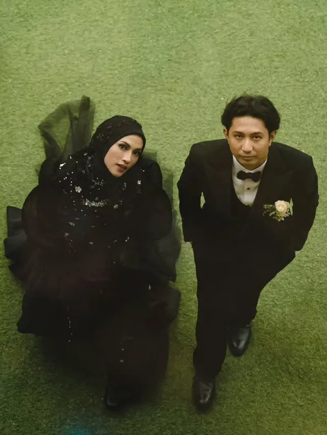 Resepsi pernikahan Feby Putri dan Adam Febrian dengan busana serba hitam.  [@ariefmotret_]