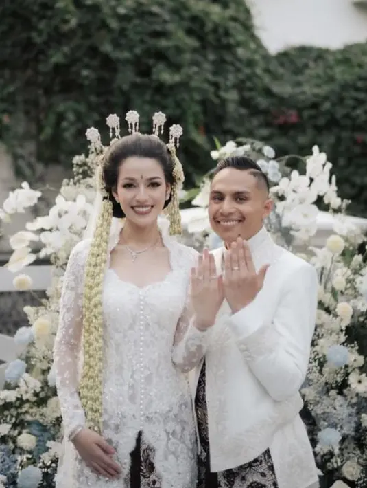 Kebaya pengantin Susan Sameh memiliki detail kancing mutiara dan kerah khas pengantin Sunda. [Foto: Instagram/didietmaulana]