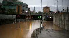 Banjir menutupi akses jalan raya di Ibu Kota Chile, Santiago, Minggu (17/4). Chile didera hujan lebat tanpa henti selama akhir pekan kemarin yang mengakibatkan banjir dan longsor. (REUTERS/Ivan Alvarado)