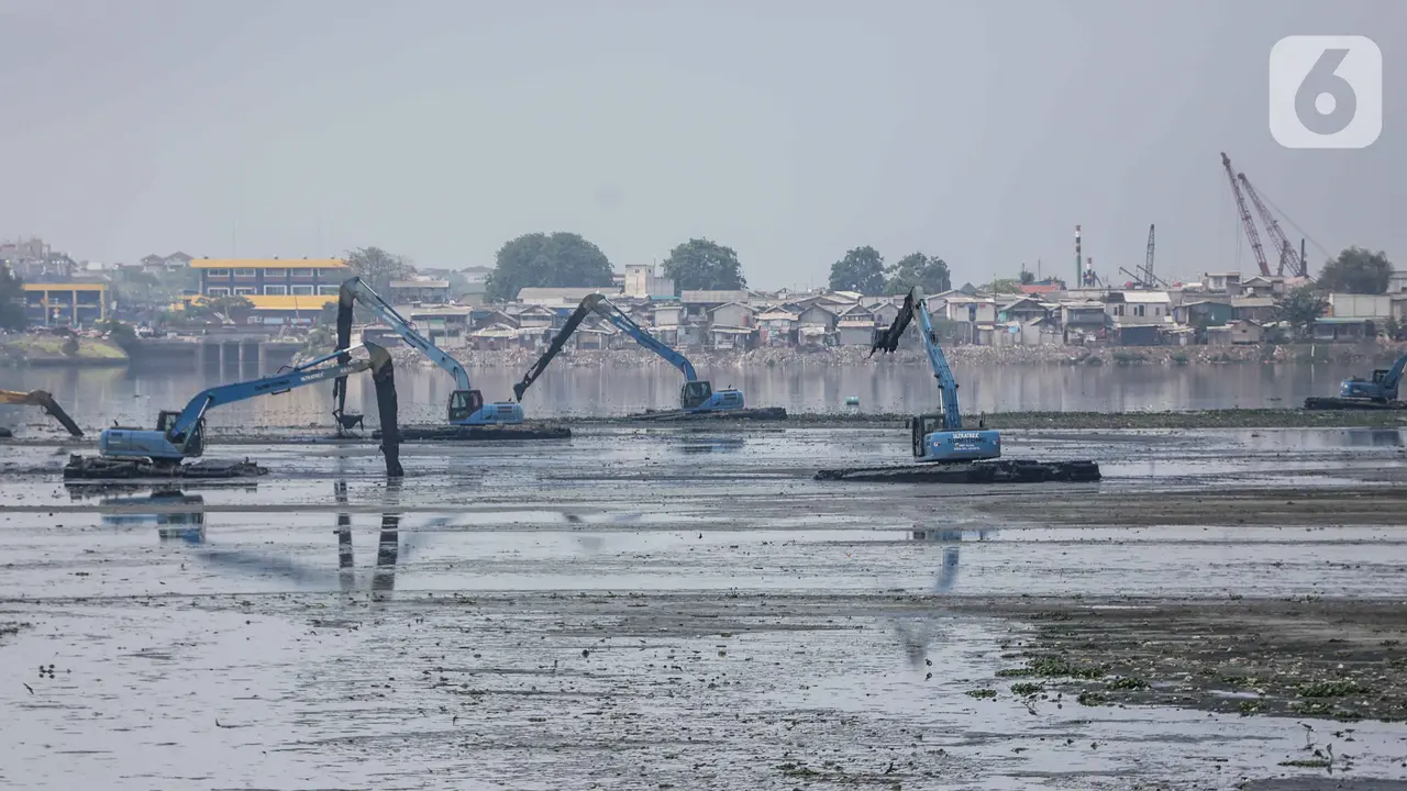 Alat Berat Keruk Lumpur Waduk Pluit