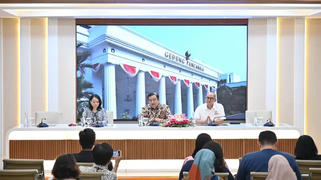 Direktur Jenderal Amerika dan Eropa Duta Besar Umar Hadi (tengah) dalam konferensi pers mengenai INALAC Business Forum 2024, Jakarta, Selasa (27/8/2024). (Dok. Kemlu RI)