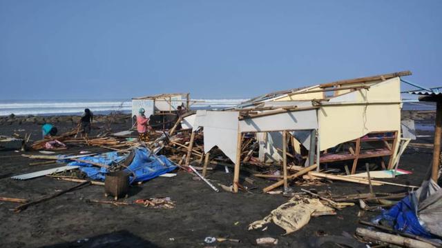 Ratusan bedeng pedagang di Cilacap rusak akibat terjangan gelombang tinggi, Juli 2018 lalu. (Foto: Liputan6.com/BPBD CLP/Muhamad Ridlo)