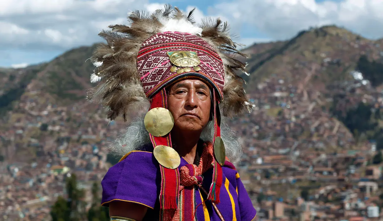 Seorang aktor mengenakan kostum Inca berpose untuk difoto sebelum mengikuti ritual Inca "Inti Raymi" di reruntuhan Saqsaywaman di Cuzco, Peru (24/6). (AP/Martin Mejia)