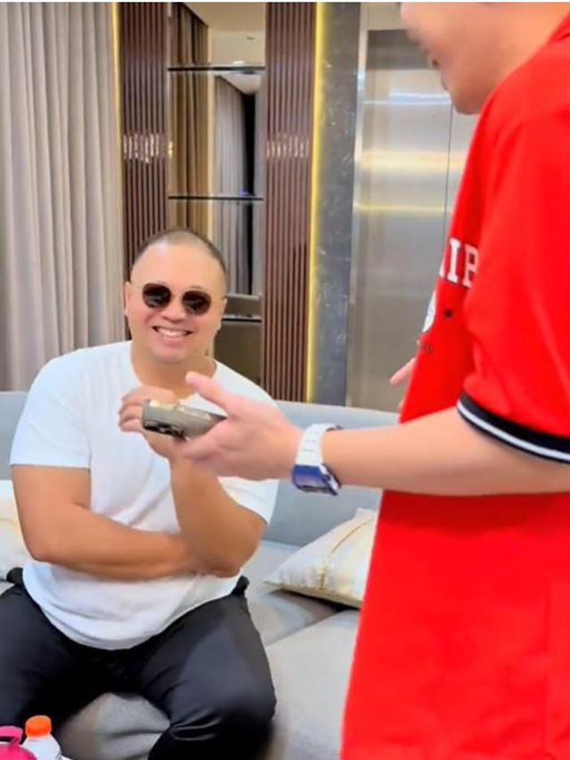 6 Potret Wajah Asli Food Vlogger Misterius Codeblu, Sempat Dihina Farida Nurhan