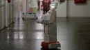 Robot interaktif 'Zafi' yang akan digunakan di ruang isolasi Covid -19 dalam demo di rumah sakit Stanley Medical di Chennai, 6 April 2020. Robot ini dikerahkan untuk melayani makanan dan obat-obatan bagi pasien Covid-19 dalam upaya meminimalkan tenaga medis tertular virus corona. (Arun SANKAR/AFP)