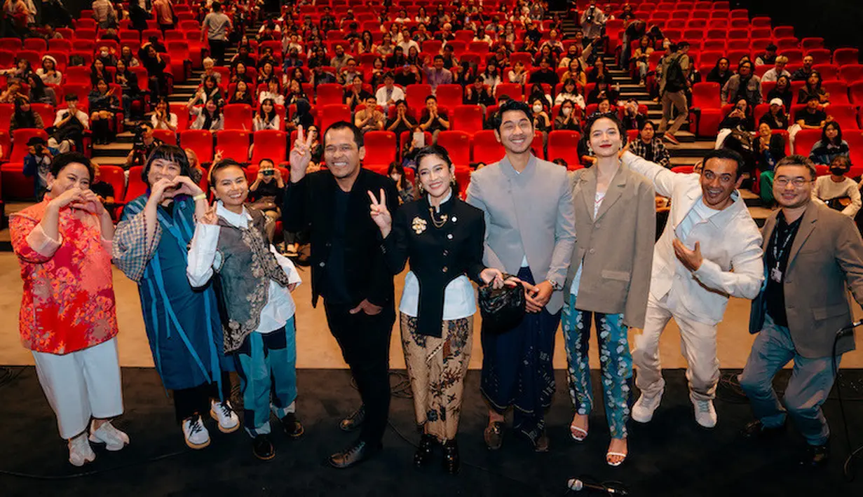 Mereka adalah showrunner Shanty Harmayn dan Tanya Yuson. Kemudian hadir pula sutradara Kamila Andini dan Ifa Isfansyah, dan empat pemeran utamanya, yaitu Dian Sastrowardoyo, Arya Saloka, Putri Marino dan Ario Bayu. [Foto: Netflix]