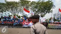 Ribuan buruh melakukan aksi di depan Istana Negara, Jakarta, Selasa (1/9/2015). (Liputan6.com/Helmi Fithriansyah)