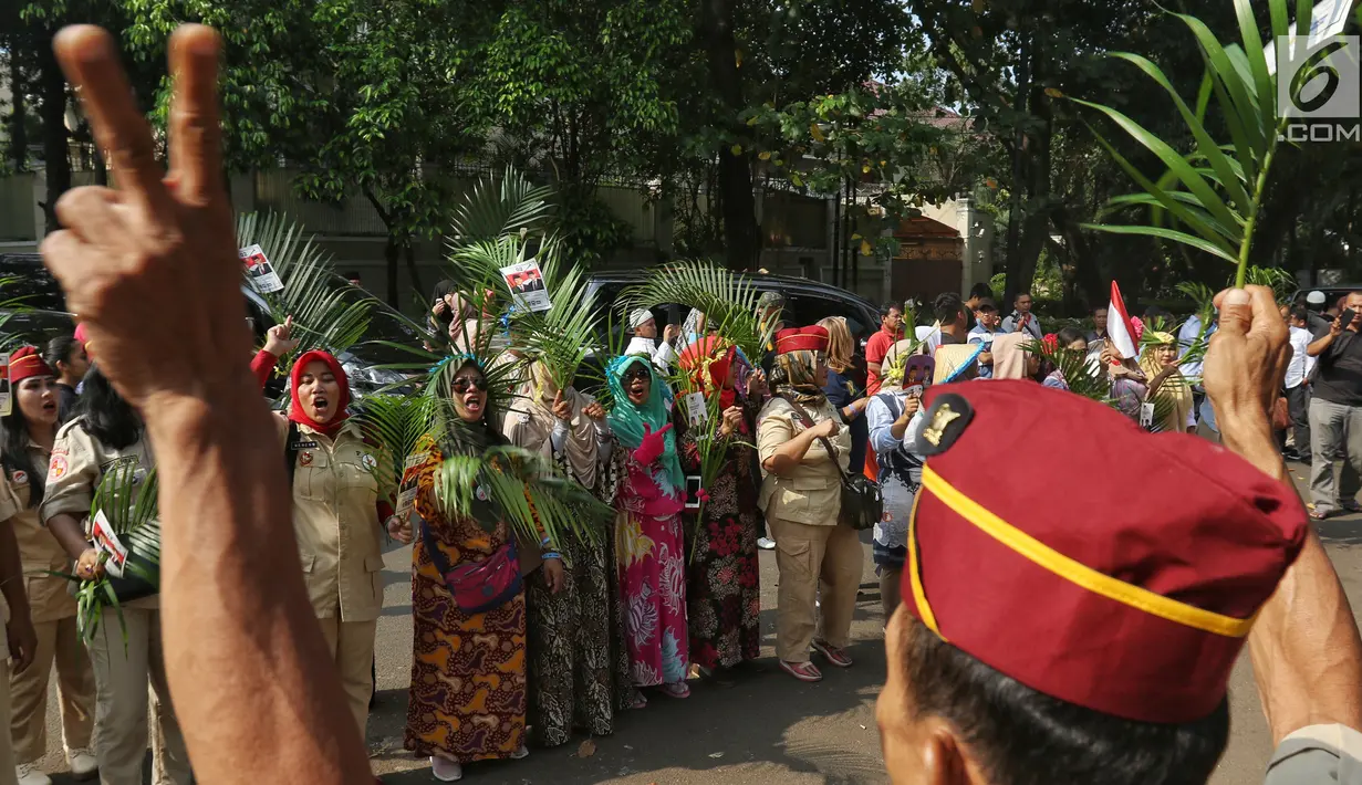 Anggota Persatuan Purnawirawan Indonesia Raya (PPIR) saat mendatangi kediaman capres nomor urut 02 Prabowo Subianto di Jalan Kertanegara IV, Kebayoran Baru, Jakarta, Kamis (18/4). (Liputan6.com/JohanTallo)
