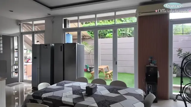 Potret rumah Jirayut di Indonesia (Foto: YouTube Jirayut Official Channel)
