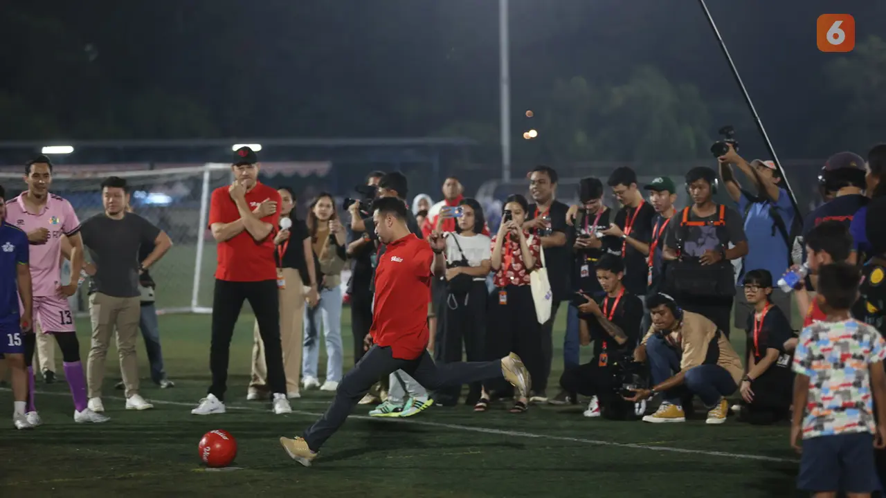 Raffi Ahmad - Fun Football Bersama Legenda Manchester United Peter Schmeichel