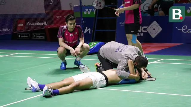 Foto: Momen Pelatih Malaysia yang Juga Legenda Badminton Indonesia Peluk Yeremia yang Cedera di Indonesia Open 2022