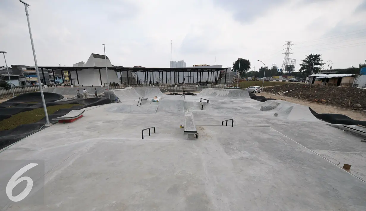 Pembangunan skate park di kawasan Kalijodo, Tambora, Jakarta Barat telah mencapai sekitar 90 persen, Selasa (6/12). Saat ini progres pembangunan hampir selesai, pihak kontraktor juga yakin pembangunan akan selesai tepat waktu. (Liputan6.com/Yoppy Renato)