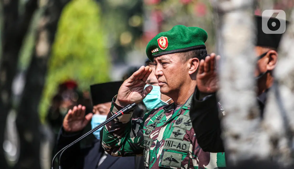 KSAD Jenderal Andika Perkasa memberi hormat saat pemakaman mantan KSAD Jenderal TNI (Purn) Pramono Edhie Wibowo di Taman Makam Pahlawan Kalibata, Jakarta, Minggu (14/6/2020). Pemakaman Pramono Edhie Wibowo dilaksanakan secara militer. (Liputan6.com/Faizal Fanani)
