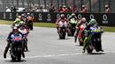 Para pebalap bersiap melakukan start pada balapan MotoGP Italia di Sirkuit Mugello, Minggu (4/6/2017). MotoGP Italia dimenangi oleh Andrea Dovizioso dengan catatan waktu 41 menit 32,126 detik. (AFP/Vicenzo Pinto)