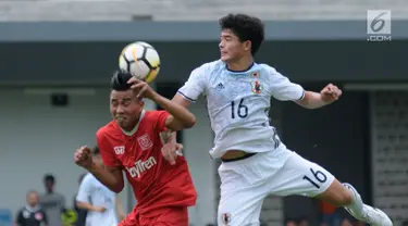 Pemain Timnas Jepang U-19, Taniguchi Hiroto (kanan) berduel udara dengan pemain Persika saat uji tanding di Lapangan B Kompleks GBK, Jakarta, Selasa (27/3). Persika kalah 2-3 dari Jepang U-19. (Liputan6.com/Helmi Fithriansyah)