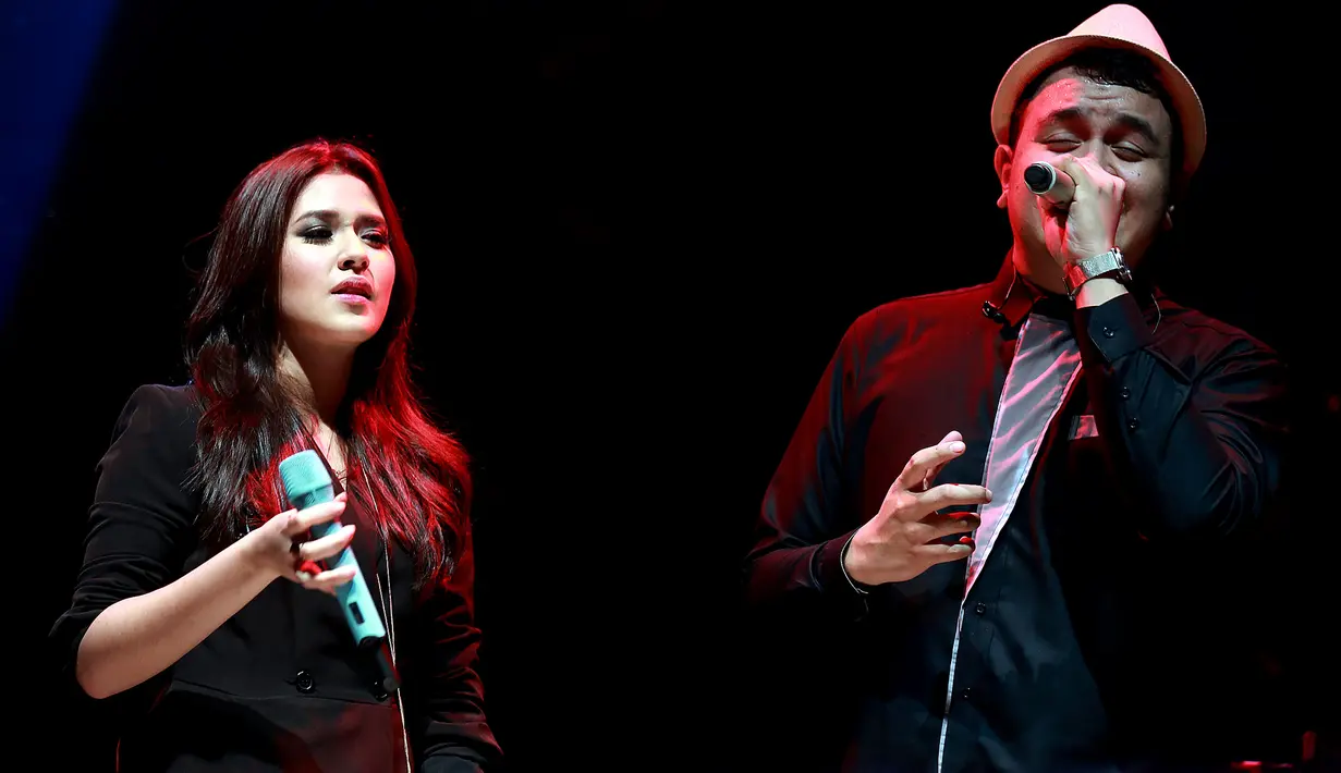 Meski sering duet di atas panggung, Tulus dan Raisa masih menunggu saat yang tepat untuk mengeluarkan lagu duet mereka. (Wimbarsana/Bintang.com)