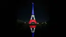 Untuk menandai satu dekade tragedi tersebut, berbagai upacara peringatan diselenggarakan di ibu kota. Tampak sebuah foto memperlihatkan Menara Eiffel yang diterangi dengan warna bendera nasional Prancis saat peringatan ke-10 serangan teroris Paris yang terjadi pada 2015, di Paris, pada 12 November 2025. (Ludovic MARIN/AFP)