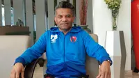 Bonnie Fautngil, asisten pelatih PSM. (Bola.com/Abdi Satria)