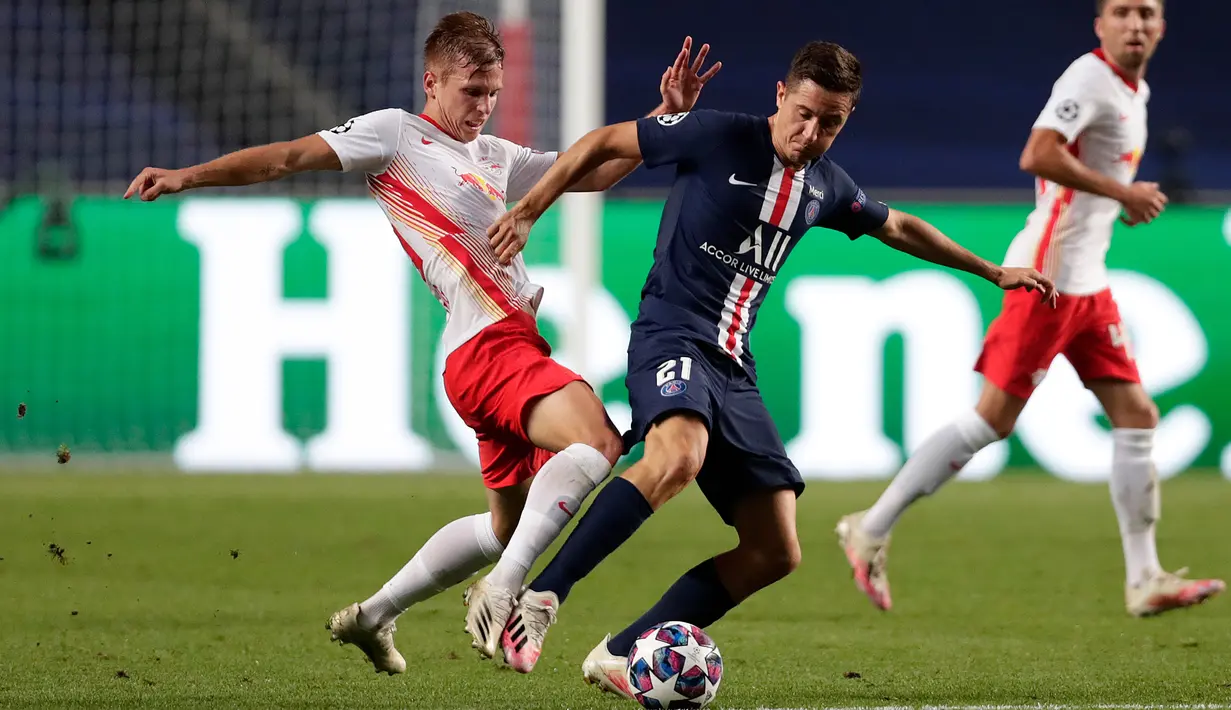 Gelandang RB Leipzig, Dani Olmo (kiri) berebut bola dengan gelandang Paris Saint-Germain (PSG), Ander Herrera pada partai semifinal Liga Champions di Estadio da Luz, Lisbon, Selasa (18/8/2020). PSG melaju ke final Liga Champions setelah mengandaskan Leipzig 3-0. (Manu Fernandez/POOL/AFP)