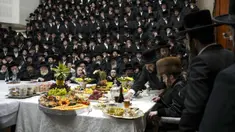 Umat Yahudi ultra-ortodoks dari dinasti Sadigura Hasidic merayakan Hari Raya Tu Bishvat atau Tahun Baru Pohon di Bnei Brak, Israel, 16 Januari 2022. Pada perayaan ini mereka duduk bersama para rabi di sekitar meja panjang dengan hidangan aneka jenis buah-buahan. (AP Photo/Ariel Schalit)