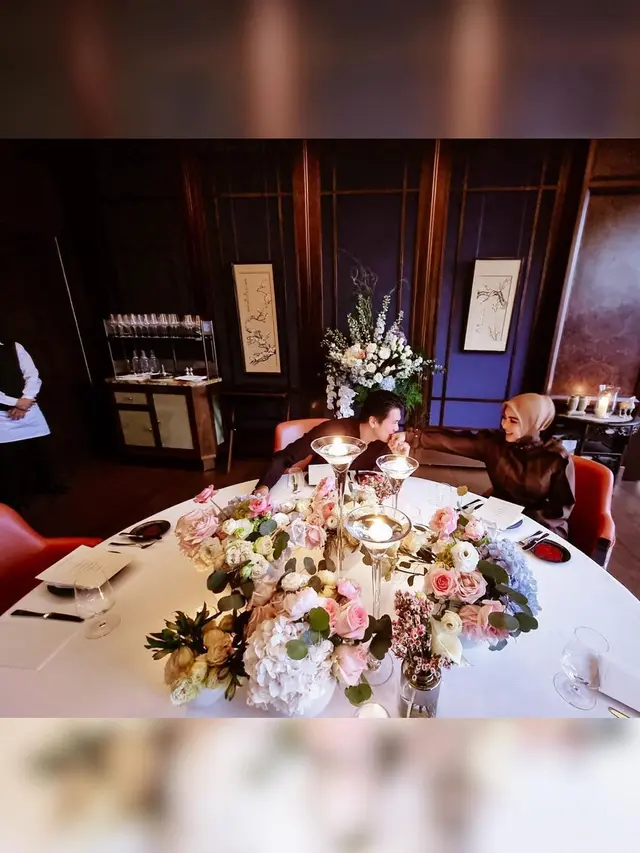 6 Momen Dinner Mewah Syahrini dan Reino Barack Rayakan Anniversary ke-3 di Singapura