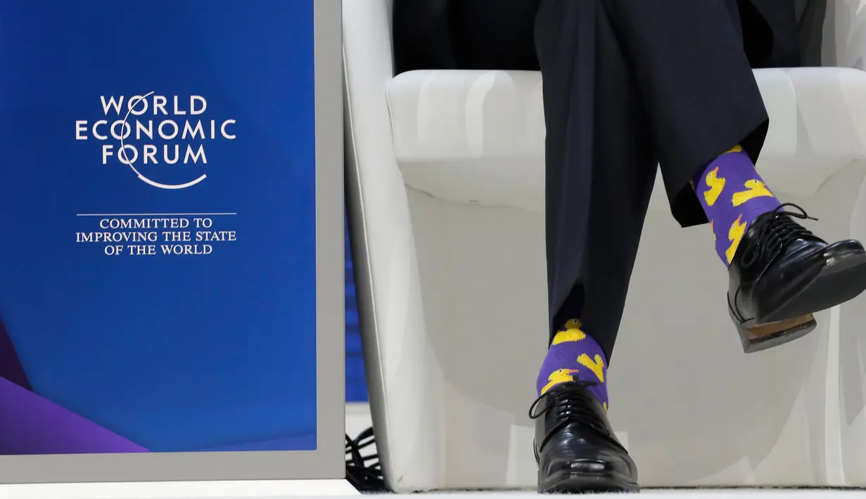 Detail kaus kaki yang dikenakan PM Kanada Justin Trudeau saat menghadiri acara tahunan World Economic Forum (WEF) di Davos, Swiss, Kamis (25/1). Kaus kaki tersebut menarik perhatian awak media dan menjadi objek bagi para fotografer. (AP/Markus Schreiber)