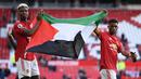 Paul Pogba dan Amad Diallo pun menjadi pesepakbola profesional yang mengekspresikan solidaritas mereka untuk rakyat Palestina. Keduanya memang merupakan pemain Muslim di skuad United. (Foto: AFP/Pool/Laurence Griffiths)