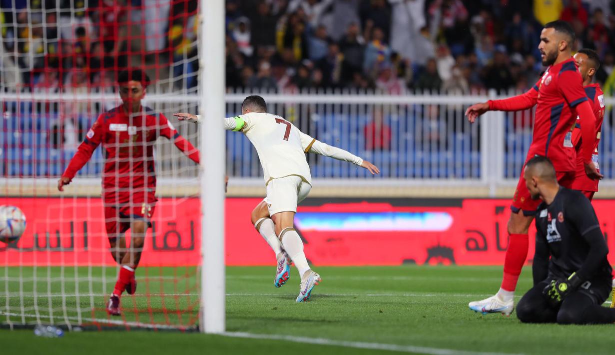Pemain Al Nassr, Cristiano Ronaldo berselebrasi setelah mencetak gol ke gawang Damac FC pada laga lanjutan Liga Arab Saudi di Prince Sultan bin Abdulaziz Sports City Stadium, Abha, Arab Saudi, Sabtu (25/2/2023) malam WIB. CR7 berhasil mencetak hattrick pada menit ke-18, 23', dan 44'. (Twitter/@AlNassrFC)