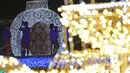 Orang-orang mengunjungi Christmas Wonderland di Gardens by the Bay, Singapura (11/12/2020). Pemandangan yang mempesona dan tontonan Natal disajikan ditempat ini. (Xinhua/Then Chih Wey)