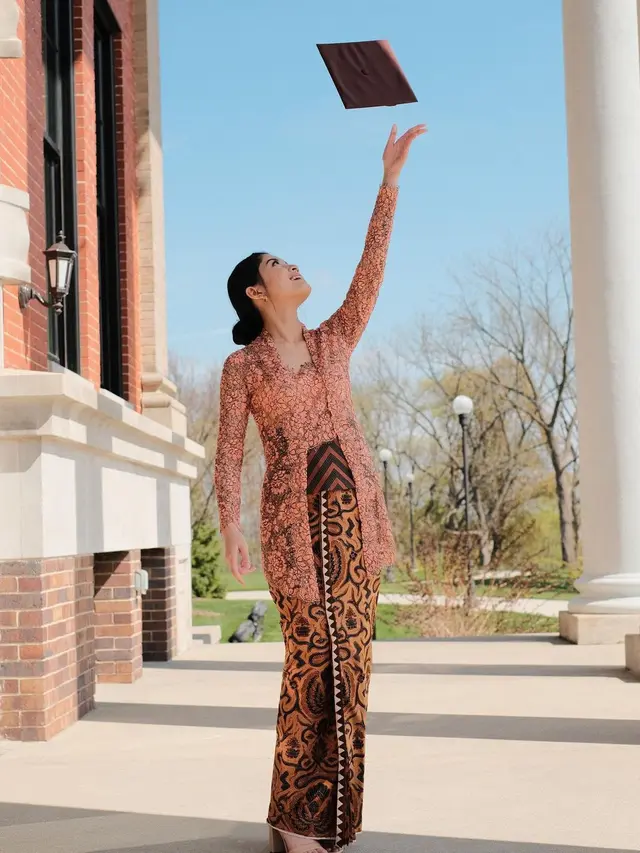 6 Potret Yoriko Angeline Resmi Lulus dari Western Michigan University, Tampil Menawan