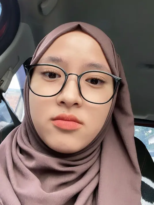 Potret Nissa Sabyan pamer tahi lalat ini justru sukses mencuri perhatian para penggemarnya. Netizen membanjiri pujian potret selfie Nissa Sabyan di dalam mobil ini. Nissa Sabyan tak hanya mengunggah satu foto dengan tema tahi lalatnya. (Liputan6.com/IG/@nissa_sabyan)