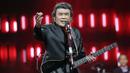 <p>Penyanyi dangdut Rhoma Irama tampil pada acara HUT ke-28 Indosiar di Studio 6 EMTEK City, Jakarta, Rabu (11/1/2023). Rhoma Irama membawakan lagu berjudul "Butter" dari BTS dan duet bareng Menteri Pariwisata dan Ekonomi Kreatif Sandiaga Uno serta Gubernur Jawa Barat Ridwal Kamil saat membawakan lagu berjudul "275 Juta". (Fimela.com/Bambang E. Ros)</p>
