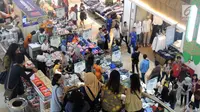 Pembeli memilih pakaian yang dijual di Mal Ciputra Semarang, Selasa (12/6). Menjelang Idul Fitri 1439 H, sejumlah pusat perbelanjaan mulai berlomba-lomba memberikan diskon agar menarik minat pengunjung untuk berbelanja. (Liputan6.com/Gholib)
