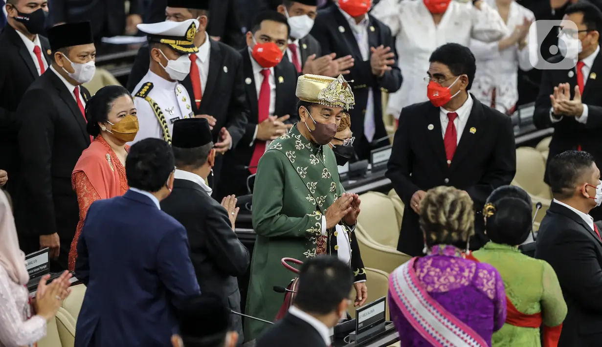 Presiden Joko Widodo (baju hijau) didampingi Ketua DPR Puan Maharani (kedua kiri) memasuki ruang sidang saat menghadiri Sidang Tahunan MPR dan Sidang Bersama DPR - DPD Tahun 2022 di Gedung Nusantara, Kompleks Parlemen, Senayan, Jakarta, Selasa (16/8/2022). Jokowi menyampaikan pidato kenegaraan dalam sidang tahunan MPR RI dan sidang bersama DPR RI dan DPD RI Tahun 2022. (Liputan6.com/Johan Tallo)