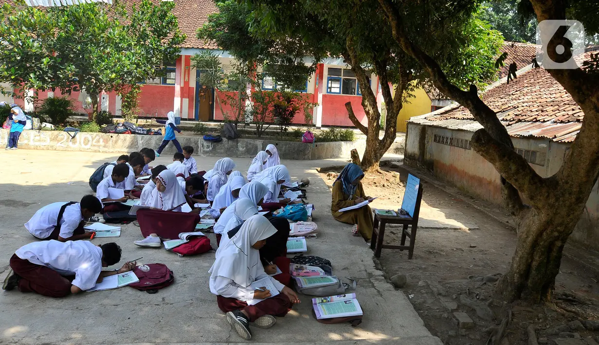 Murid Kelas VI belajar di halaman sekolah di SDN Sukagalih, Kampung Benda, Desa Mekargalih, Kecamatan Cikalong Kulon, Cianjur Senin (29/8/2022). Akibat tiga ruangan kelas rusak berat dan terancam ambruk, sejumlah murid terpaksa belajar di halaman dan musholla sejak awal pembelajaran tatap muka Juli kemarin. (merdeka.com/Arie Basuki)