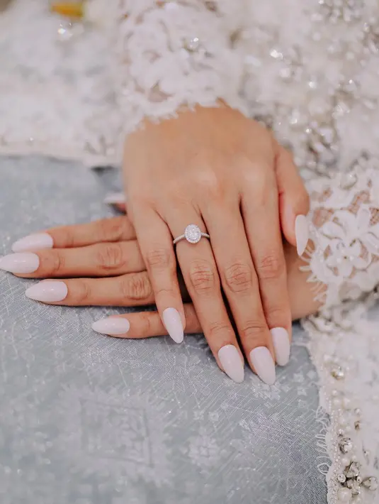 Tak ketinggalan, penampilan kuku yang terlihat cantik semakin menonjolkan cicin pernikahan yang terlihat glamor. [Instagram/ Dinda Kirana]