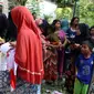 Seorang warga Pekanbaru membawa sembako dari pasar murah yang diadakan Sekretaris Jenderal Partai Solidaritas Indonesia Raja Juli Antoni. (Liputan6.com/M Syukur)