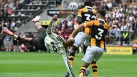Tendangan winger Manchester United Bryan Mbeumo diblok pemain Hull City pada laga Liga Inggris 2026/2027, Sabtu (22/8/2026). (AFP/Paul Ellis)