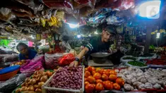 Aktivitas perdagangan di Pasar Pondok Labu Jakarta, Senin (18/12/2023). (merdeka.com/Arie Basuki)