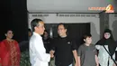 Kamis (03/04/14) Jokowi menyambangi kediaman penyanyi kawakan Iwan Fals di kawasan Cimanggis, Depok (Liputan6.com/Herman Zakharia)