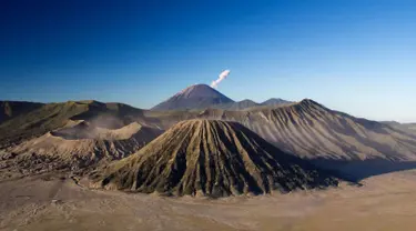 Merasakan pesona alam sekitar gunung Bromo saat tahun baru pastinya menyenangkan. Nuansa mendekatkan diri ke alam saat menjelang tahun baru menjadi suatu pengalaman yang tak akan terlupakan. (www.beautyofindonesia.com) 